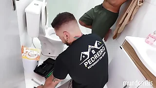 O encanador me comeu gostoso e ainda deu o rabo dele pra mim!